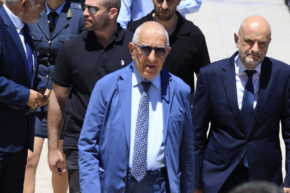 Κηδεία Νίκου Ταγαρά στην Κόρινθο, παρουσία Μητσοτάκη και Σαμαρά [εικόνες – βίντεο]