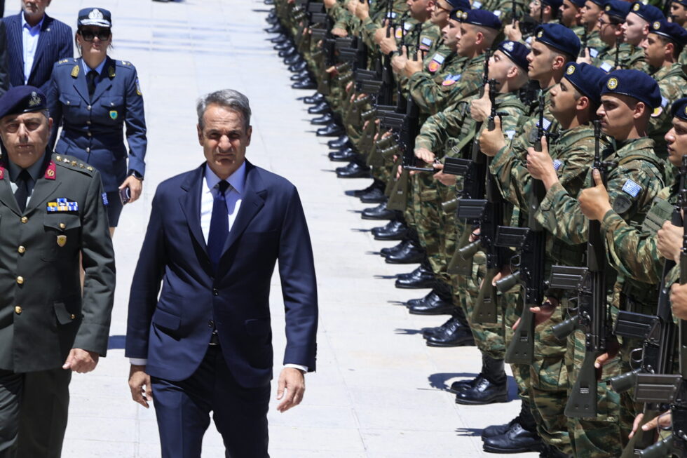 Κηδεία Νίκου Ταγαρά στην Κόρινθο, παρουσία Μητσοτάκη και Σαμαρά [εικόνες – βίντεο]
