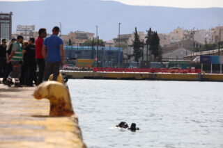 Συναγερμός στο λιμάνι του Πειραιά: Έπεσε όχημα μέσα στη θάλασσα