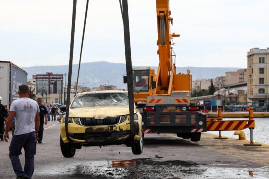Όχημα έπεσε στη θάλασσα στο λιμάνι του Πειραιά στη θαλάσσια περιοχή της Πύλης Ε4. Πέμπτη 4 Ιουνίου 2026 (ΔΑΝΑΗ ΔΑΥΛΟΠΟΥΛΟΥ / EUROKINISSI)