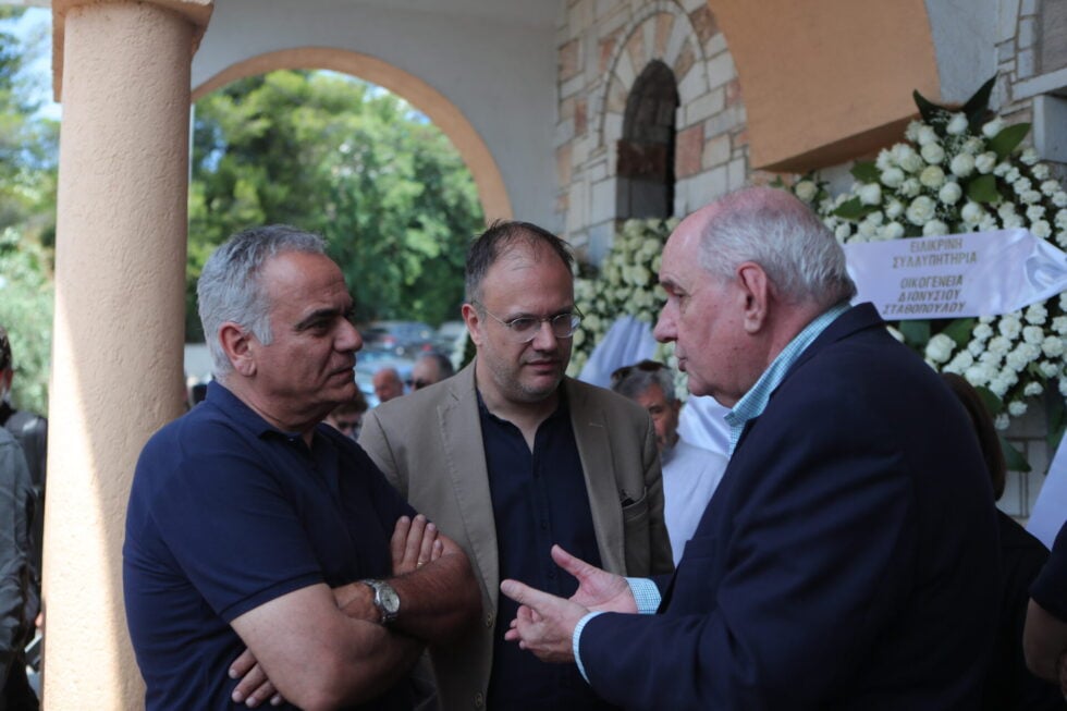Συγκίνηση στην κηδεία του Νάσου Αθανασίου: Τελευταίο αντίο από συναδέλφους, συγγενείς και φίλους [εικόνες – βίντεο]