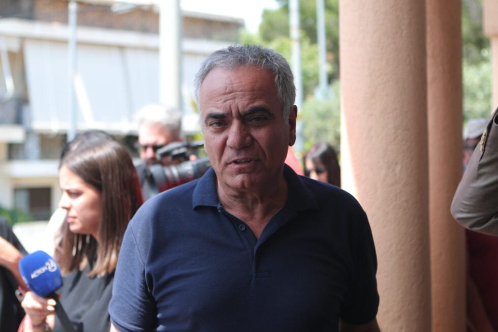 Συγκίνηση στην κηδεία του Νάσου Αθανασίου: Τελευταίο αντίο από συναδέλφους, συγγενείς και φίλους [εικόνες – βίντεο]