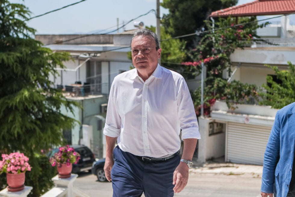 Συγκίνηση στην κηδεία του Νάσου Αθανασίου: Τελευταίο αντίο από συναδέλφους, συγγενείς και φίλους [εικόνες – βίντεο]
