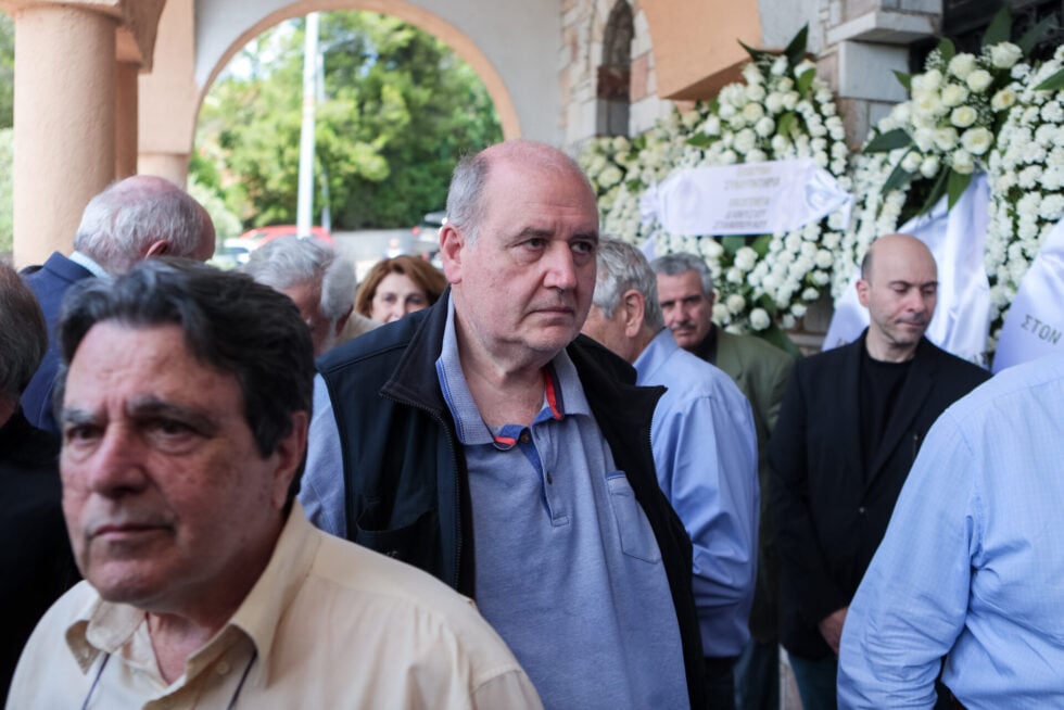 Συγκίνηση στην κηδεία του Νάσου Αθανασίου: Τελευταίο αντίο από συναδέλφους, συγγενείς και φίλους [εικόνες – βίντεο]
