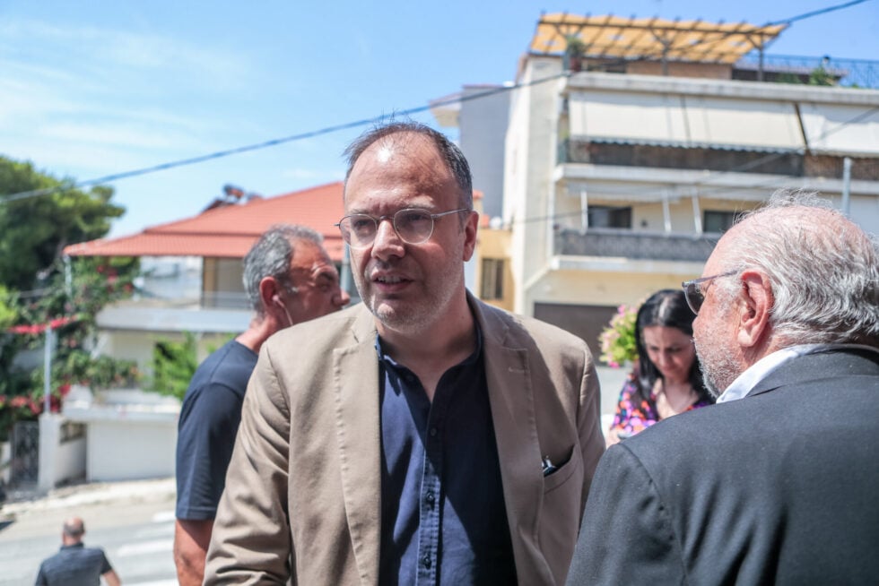 Συγκίνηση στην κηδεία του Νάσου Αθανασίου: Τελευταίο αντίο από συναδέλφους, συγγενείς και φίλους [εικόνες – βίντεο]