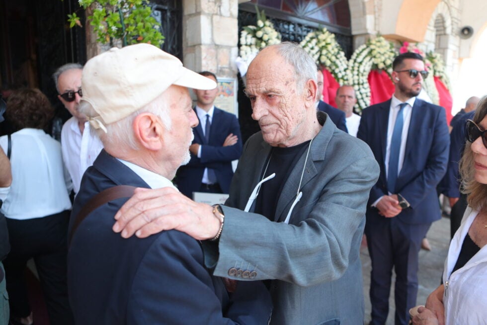 Συγκίνηση στην κηδεία του Νάσου Αθανασίου: Τελευταίο αντίο από συναδέλφους, συγγενείς και φίλους [εικόνες – βίντεο]