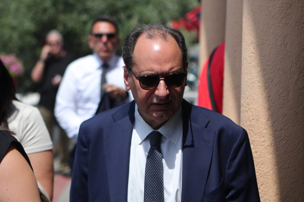 Συγκίνηση στην κηδεία του Νάσου Αθανασίου: Τελευταίο αντίο από συναδέλφους, συγγενείς και φίλους [εικόνες – βίντεο]
