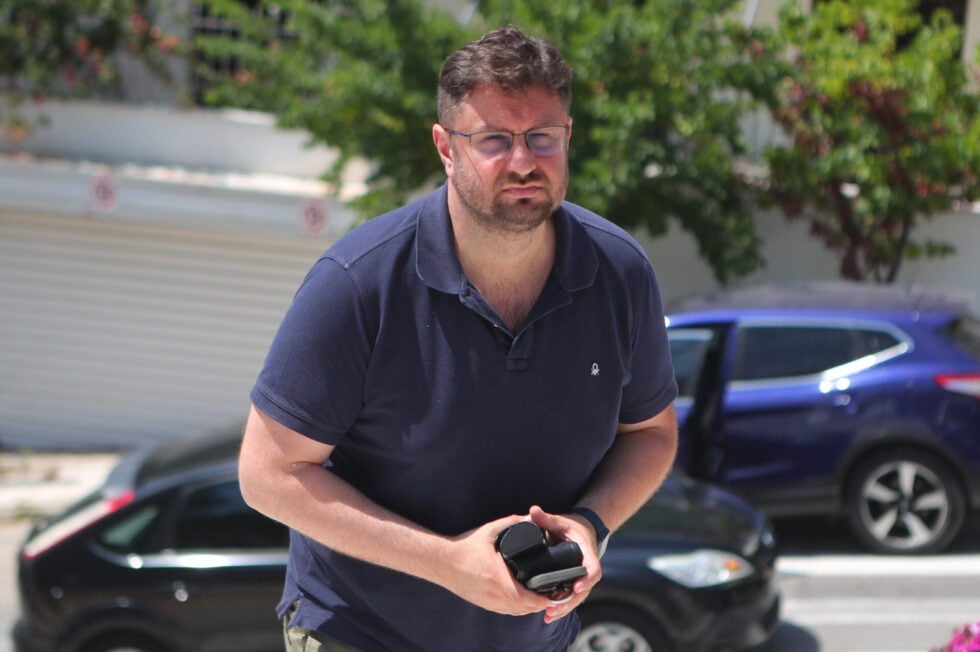 Συγκίνηση στην κηδεία του Νάσου Αθανασίου: Τελευταίο αντίο από συναδέλφους, συγγενείς και φίλους [εικόνες – βίντεο]