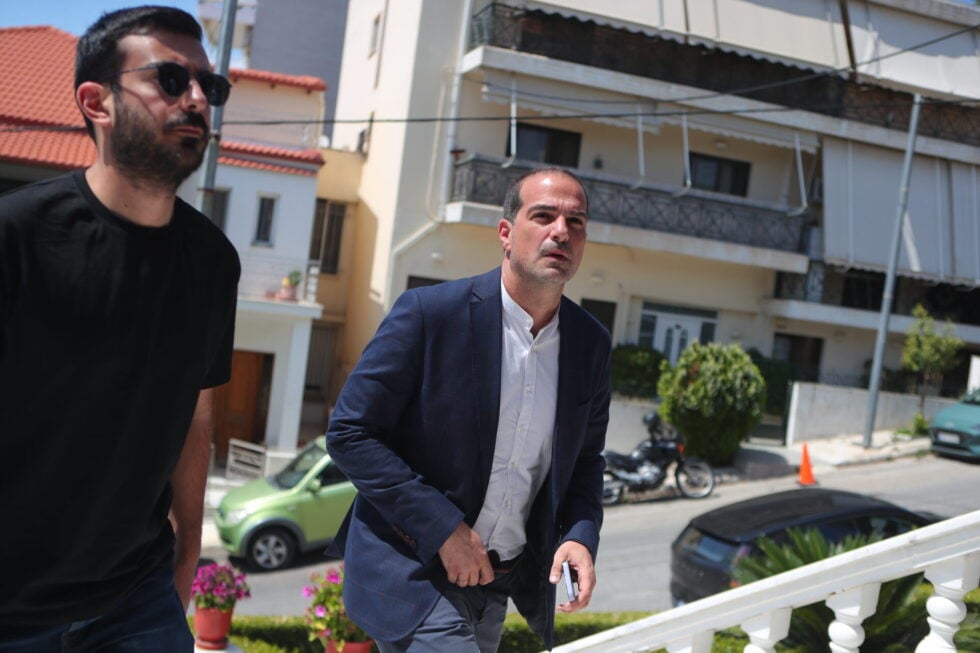 Συγκίνηση στην κηδεία του Νάσου Αθανασίου: Τελευταίο αντίο από συναδέλφους, συγγενείς και φίλους [εικόνες – βίντεο]