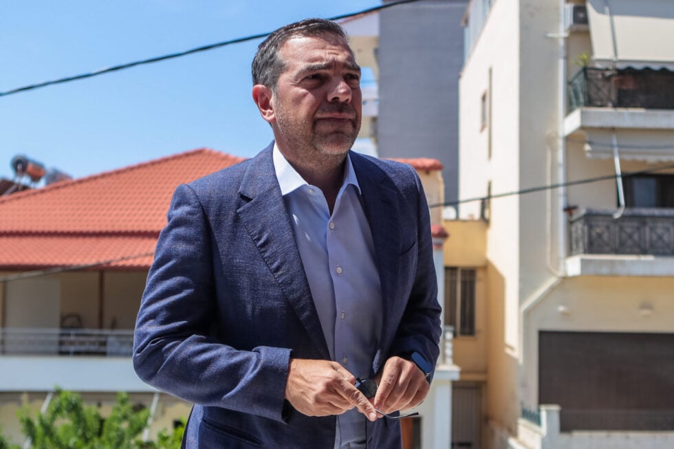 Συγκίνηση στην κηδεία του Νάσου Αθανασίου: Τελευταίο αντίο από συναδέλφους, συγγενείς και φίλους [εικόνες – βίντεο]