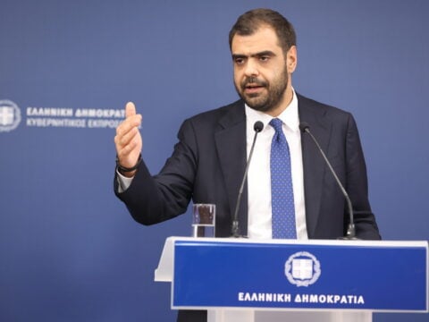 Ενημέρωση των πολιτικών συντακτών και των ανταποκριτών ξένου Τύπου από τον Κυβερνητικό Εκπρόσωπο Παύλο Μαρινάκη.