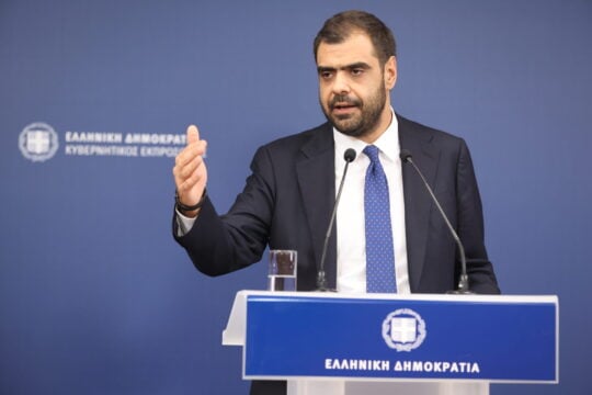 Ενημέρωση των πολιτικών συντακτών και των ανταποκριτών ξένου Τύπου από τον Κυβερνητικό Εκπρόσωπο Παύλο Μαρινάκη.