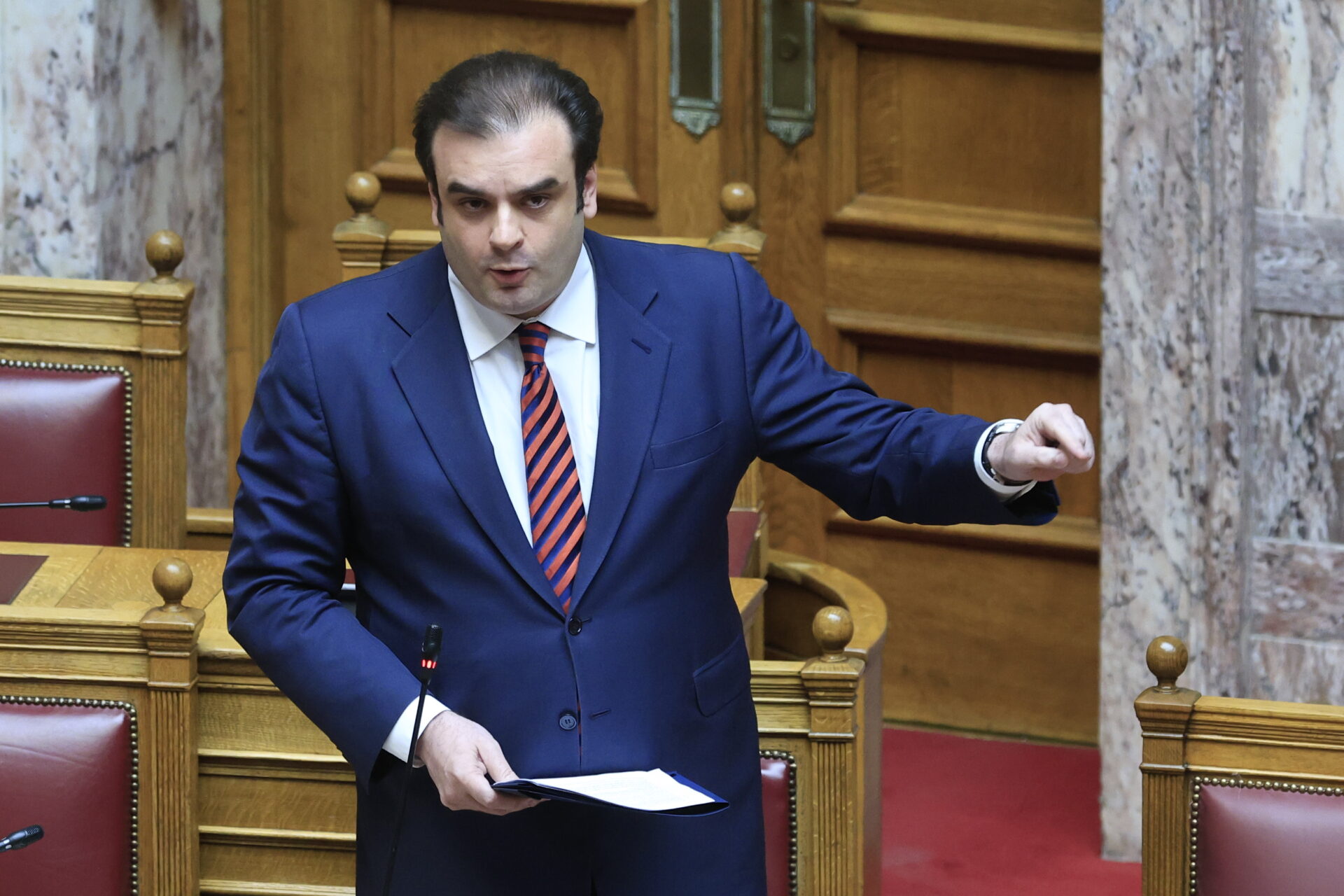 Αυξάνεται στα 1.600 ευρώ το ακατάσχετο στους τραπεζικούς λογαριασμούς για χρέη στο Δημόσιο