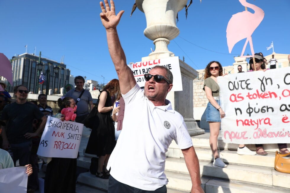 Συγκέντρωση Αλβανών στο Σύνταγμα κατά της επένδυσης Κούσνερ: «Ξεπουλάνε τη γη μας στους ολιγάρχες»