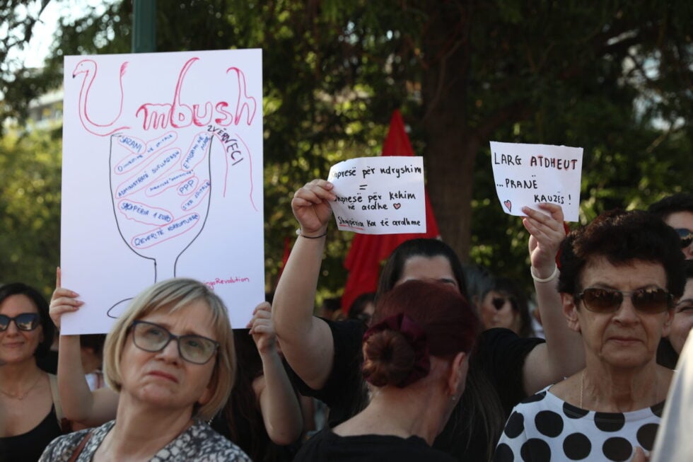 Συγκέντρωση Αλβανών στο Σύνταγμα κατά της επένδυσης Κούσνερ: «Ξεπουλάνε τη γη μας στους ολιγάρχες»