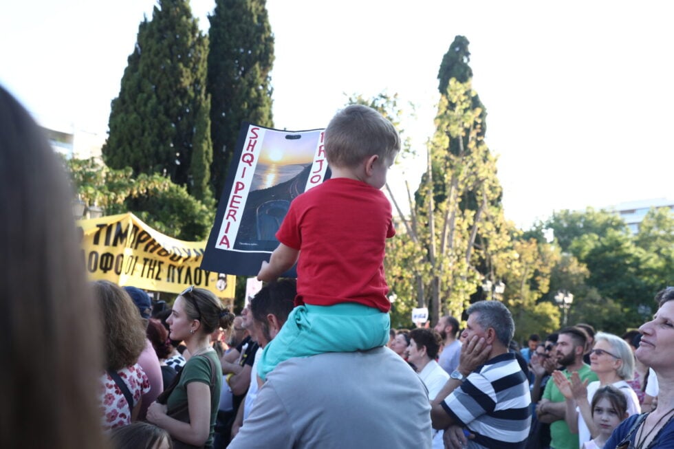 Συγκέντρωση Αλβανών στο Σύνταγμα κατά της επένδυσης Κούσνερ: «Ξεπουλάνε τη γη μας στους ολιγάρχες»