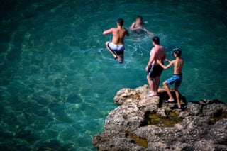 Βουτιές στο Ναύπλιο (ΒΑΣΙΛΗΣ ΠΑΠΑΔΟΠΟΥΛΟΣ / EUROKINISSI)
