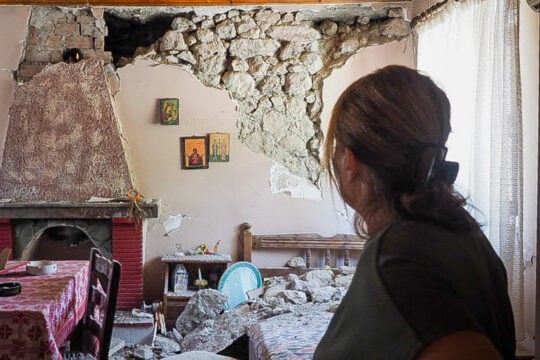 Σεισμοί στην Εύβοια: «65 χρόνια δεν έχω ξανανιώσει κάτι τέτοιο – Δεν πρόλαβα ούτε παπούτσια να βάλω»