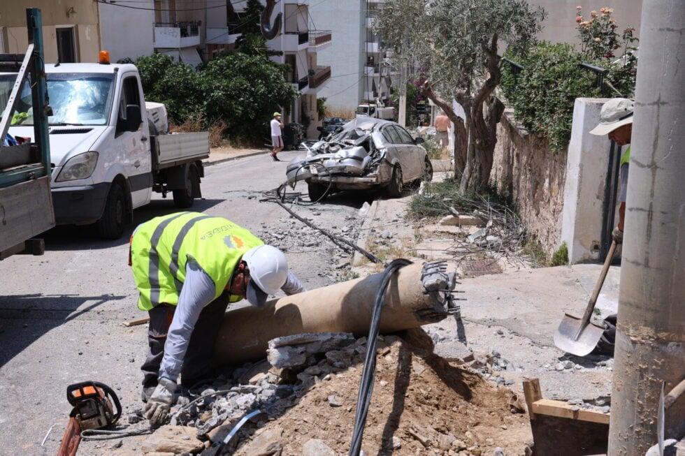 Απίστευτες εικόνες στην Ηλιούπολη: Φορτηγό καταπλάκωσε τέσσερα ΙΧ – «Από τύχη δεν είχαμε θύματα» [εικόνες – βίντεο]