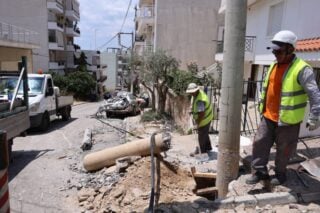Απίστευτες εικόνες στην Ηλιούπολη: Φορτηγό καταπλάκωσε τέσσερα ΙΧ – «Από τύχη δεν είχαμε θύματα» [βίντεο]