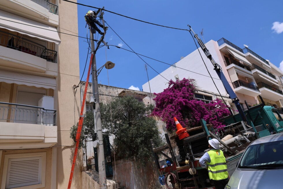 Απίστευτες εικόνες στην Ηλιούπολη: Φορτηγό καταπλάκωσε τέσσερα ΙΧ – «Από τύχη δεν είχαμε θύματα» [εικόνες – βίντεο]