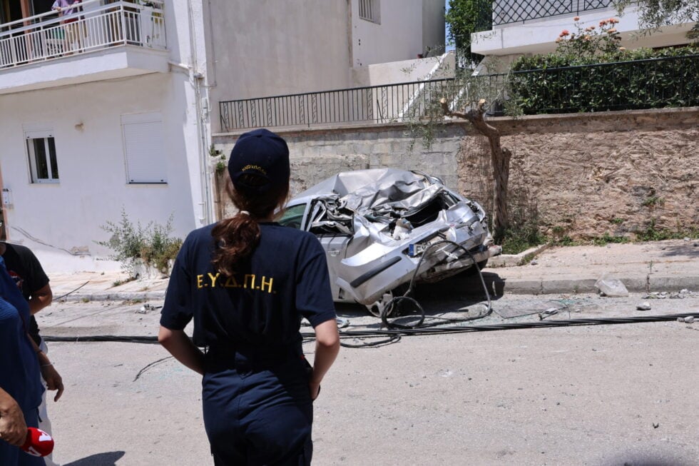 Απίστευτες εικόνες στην Ηλιούπολη: Φορτηγό καταπλάκωσε τέσσερα ΙΧ – «Από τύχη δεν είχαμε θύματα» [εικόνες – βίντεο]