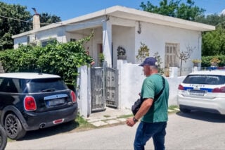 Νεκροί εντοπίστηκαν μέσα στο σπίτι τους στην Αιγιάλεια σε μία λίμνη αίματος μία μητέρα και ο γιος της με τα θύματα ηλικίας 54 και 26 ετών να φέρουν πολλαπλά τραύματα από μαχαίρι / EUROKINISSI