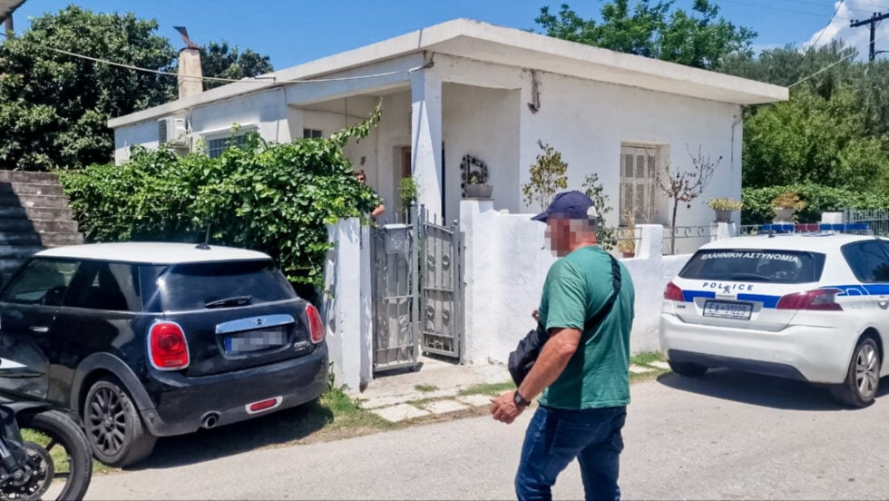 Νεκροί εντοπίστηκαν μέσα στο σπίτι τους στην Αιγιάλεια σε μία λίμνη αίματος μία μητέρα και ο γιος της με τα θύματα ηλικίας 54 και 26 ετών να φέρουν πολλαπλά τραύματα από μαχαίρι / EUROKINISSI