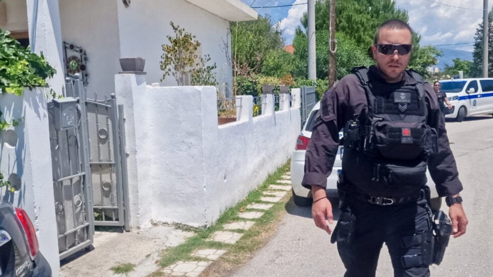 Νεκροί εντοπίστηκαν μέσα στο σπίτι τους στην Αιγιάλεια σε μία λίμνη αίματος μία μητέρα και ο γιος της με τα θύματα ηλικίας 54 και 26 ετών να φέρουν πολλαπλά τραύματα από μαχαίρι / EUROKINISSI