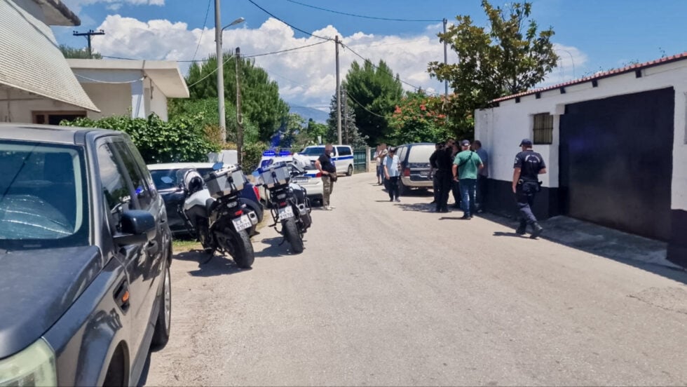 Νεκροί εντοπίστηκαν μέσα στο σπίτι τους στην Αιγιάλεια σε μία λίμνη αίματος μία μητέρα και ο γιος της με τα θύματα ηλικίας 54 και 26 ετών να φέρουν πολλαπλά τραύματα από μαχαίρι / EUROKINISSI