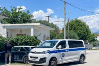 Νεκροί εντοπίστηκαν μέσα στο σπίτι τους στην Αιγιάλεια σε μία λίμνη αίματος μία μητέρα και ο γιος της με τα θύματα ηλικίας 54 και 26 ετών να φέρουν πολλαπλά τραύματα από μαχαίρι / EUROKINISSI