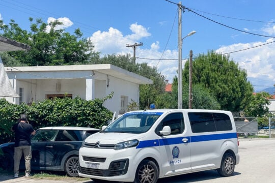 Νεκροί εντοπίστηκαν μέσα στο σπίτι τους στην Αιγιάλεια σε μία λίμνη αίματος μία μητέρα και ο γιος της με τα θύματα ηλικίας 54 και 26 ετών να φέρουν πολλαπλά τραύματα από μαχαίρι / EUROKINISSI