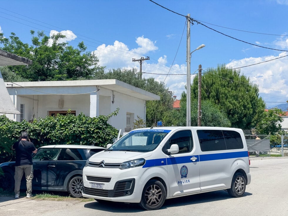 Νεκροί εντοπίστηκαν μέσα στο σπίτι τους στην Αιγιάλεια σε μία λίμνη αίματος μία μητέρα και ο γιος της με τα θύματα ηλικίας 54 και 26 ετών να φέρουν πολλαπλά τραύματα από μαχαίρι / EUROKINISSI