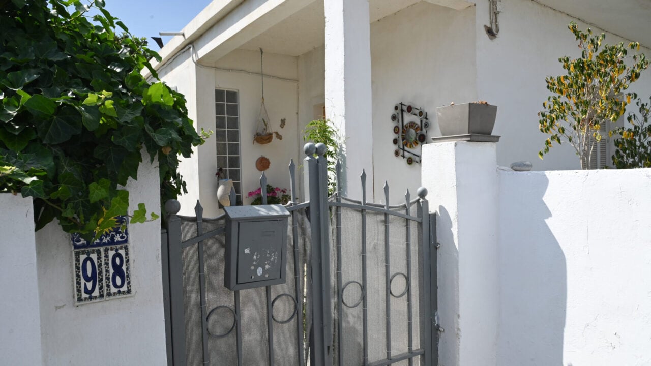 Νεκροί εντοπίστηκαν μέσα στο σπίτι τους στην Αιγιάλεια σε μία λίμνη αίματος μία μητέρα και ο γιος της με τα θύματα ηλικίας 54 και 26 ετών να φέρουν πολλαπλά τραύματα από μαχαίρι (ΑΝΔΡΕΑΣ ΑΛΕΞΟΠΟΥΛΟΣ / EUROKINISSI)