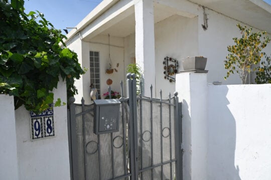 Νεκροί εντοπίστηκαν μέσα στο σπίτι τους στην Αιγιάλεια σε μία λίμνη αίματος μία μητέρα και ο γιος της με τα θύματα ηλικίας 54 και 26 ετών να φέρουν πολλαπλά τραύματα από μαχαίρι (ΑΝΔΡΕΑΣ ΑΛΕΞΟΠΟΥΛΟΣ / EUROKINISSI)