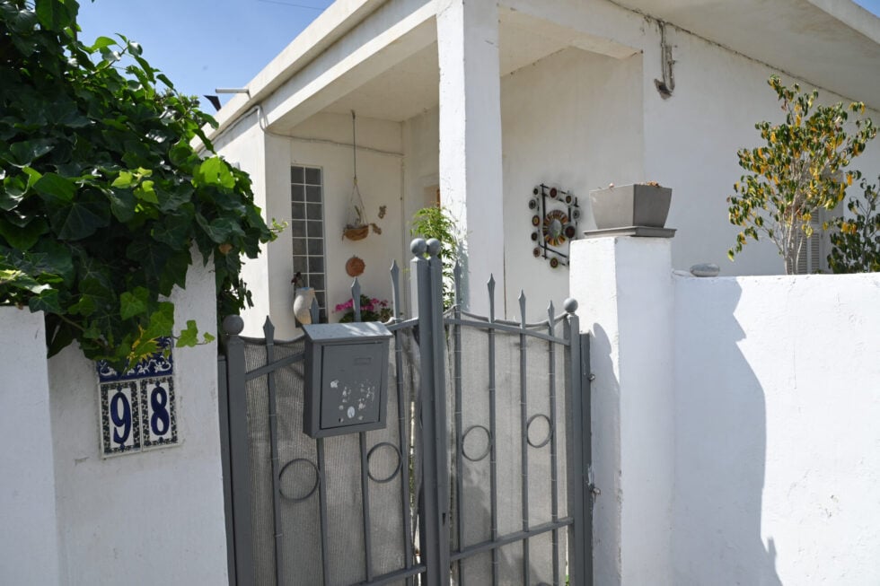 Νεκροί εντοπίστηκαν μέσα στο σπίτι τους στην Αιγιάλεια σε μία λίμνη αίματος μία μητέρα και ο γιος της με τα θύματα ηλικίας 54 και 26 ετών να φέρουν πολλαπλά τραύματα από μαχαίρι (ΑΝΔΡΕΑΣ ΑΛΕΞΟΠΟΥΛΟΣ / EUROKINISSI)