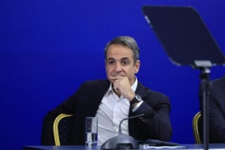 Άλλα λέει κι άλλα κάνει