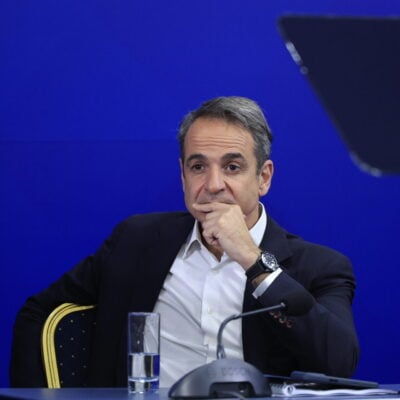 Άλλα λέει κι άλλα κάνει