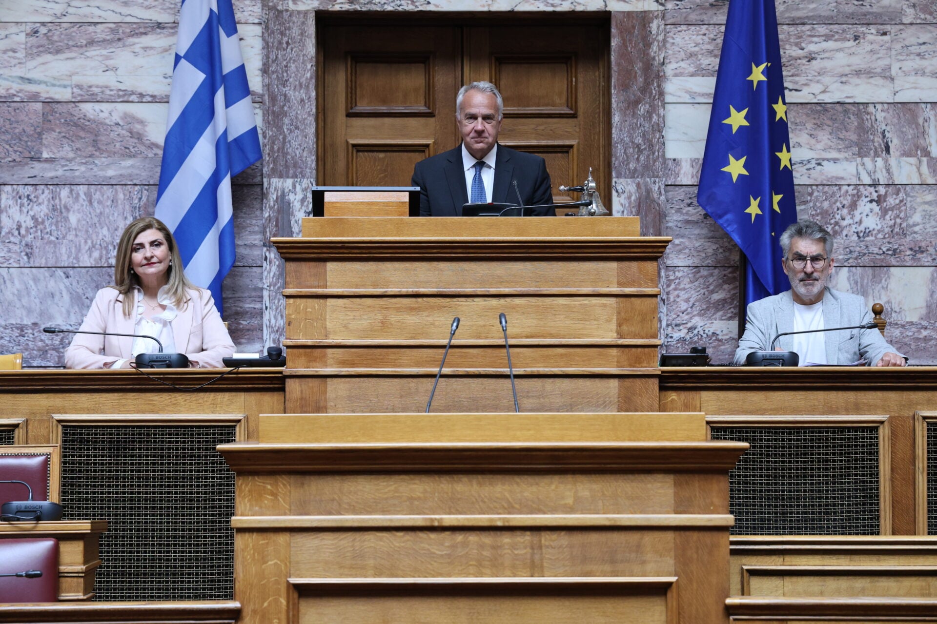 Διακομματικό προεδρείο για τη Συνταγματική Αναθεώρηση με επι