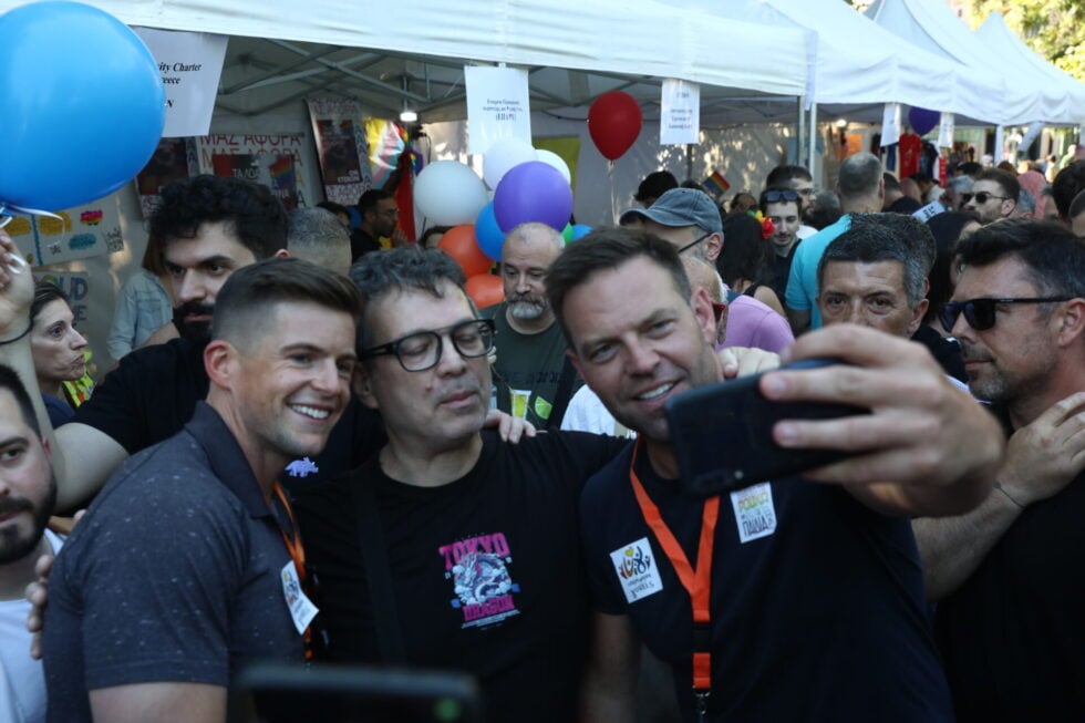 Μεγάλη συμμετοχή στο Athens Pride 2026: Μία πολύχρωμη αγκαλιά στο Σύνταγμα [εικόνες – βίντεο]