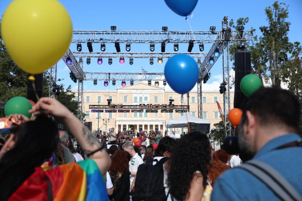 Μεγάλη συμμετοχή στο Athens Pride 2026: Μία πολύχρωμη αγκαλιά στο Σύνταγμα [εικόνες – βίντεο]