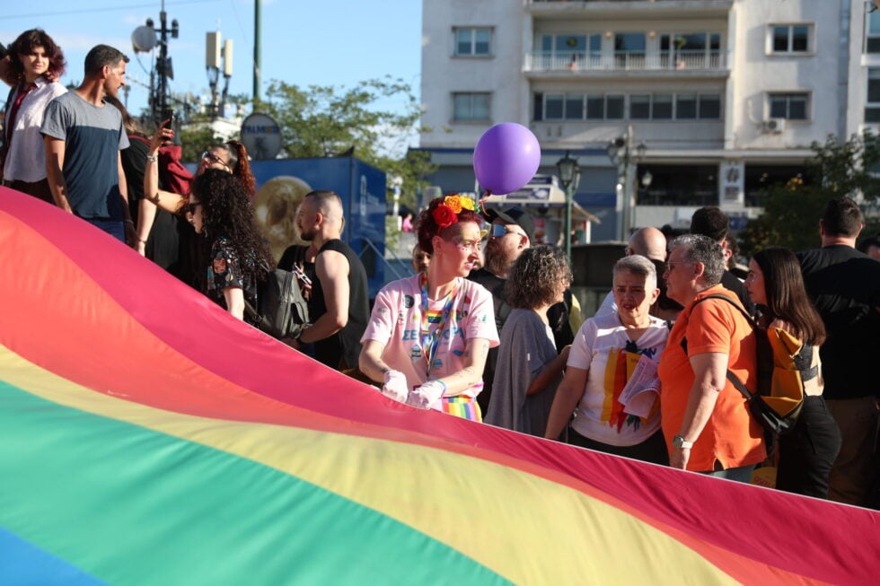 Μεγάλη συμμετοχή στο Athens Pride 2026: Μία πολύχρωμη αγκαλιά στο Σύνταγμα [εικόνες – βίντεο]