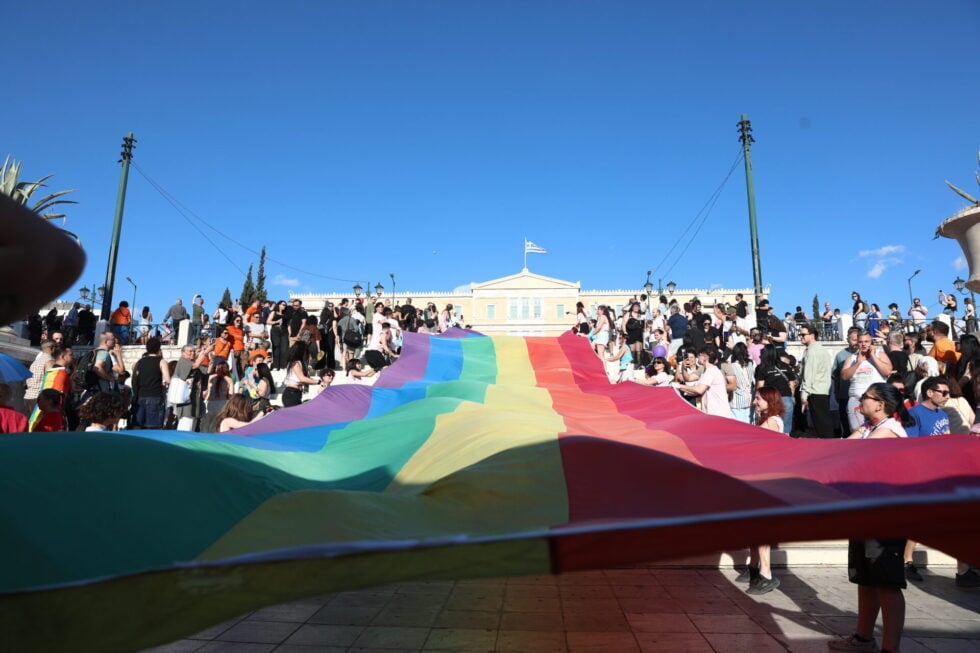Μεγάλη συμμετοχή στο Athens Pride 2026: Μία πολύχρωμη αγκαλιά στο Σύνταγμα [εικόνες – βίντεο]