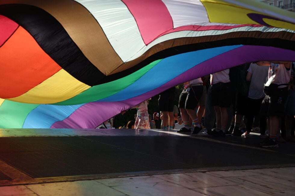 Μεγάλη συμμετοχή στο Athens Pride 2026: Μία πολύχρωμη αγκαλιά στο Σύνταγμα [εικόνες – βίντεο]
