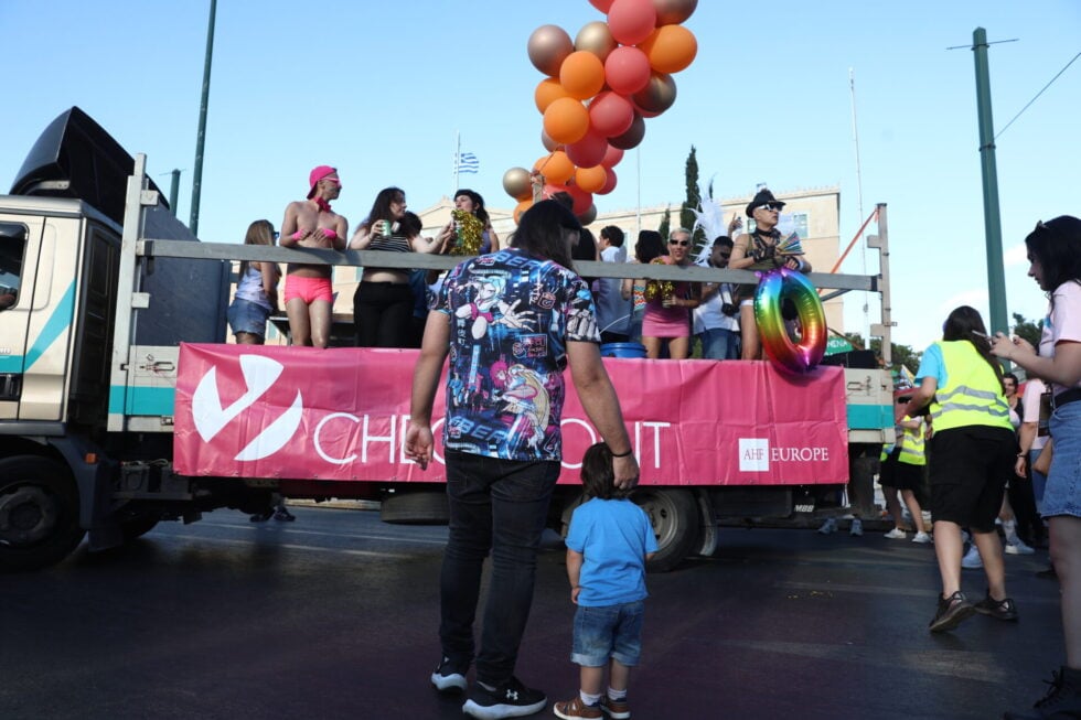 Μεγάλη συμμετοχή στο Athens Pride 2026: Μία πολύχρωμη αγκαλιά στο Σύνταγμα [εικόνες – βίντεο]