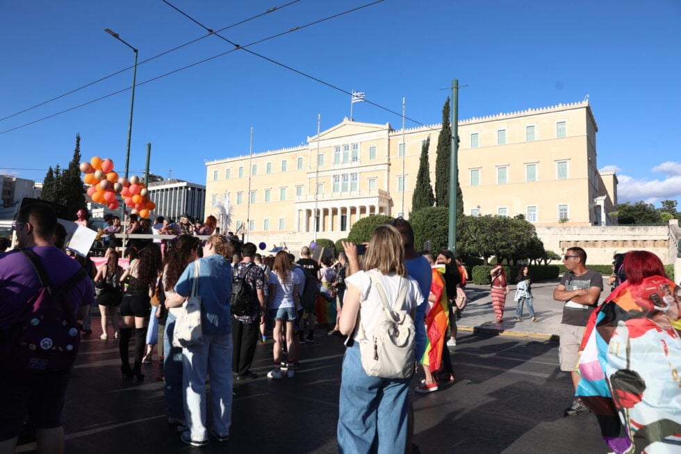 Μεγάλη συμμετοχή στο Athens Pride 2026: Μία πολύχρωμη αγκαλιά στο Σύνταγμα [εικόνες – βίντεο]