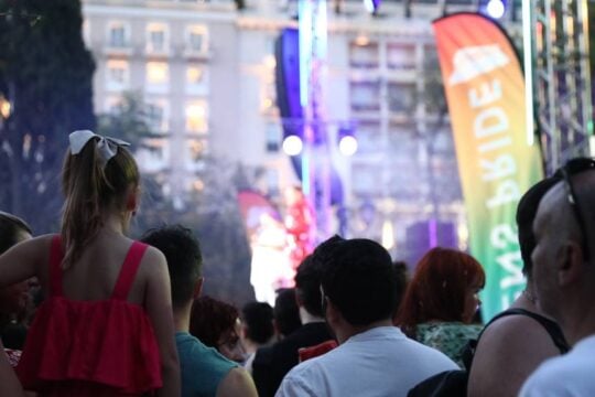 Μεγάλη συμμετοχή στο Athens Pride 2026: Μία πολύχρωμη αγκαλιά στο Σύνταγμα [εικόνες – βίντεο]
