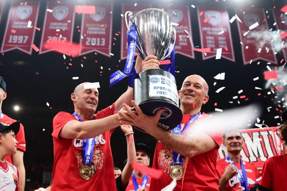 Ο Ολυμπιακός σήκωσε το τρόπαιο του Πρωταθλητή Ελλάδας για 16η φορά [εικόνες – βίντεο]