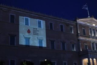 Παγκόσμια Ημέρα Εθελοντή Αιμοδότη: Με μια «κόκκινη σταγόνα» φωταγωγήθηκε η Βουλή [εικόνες]