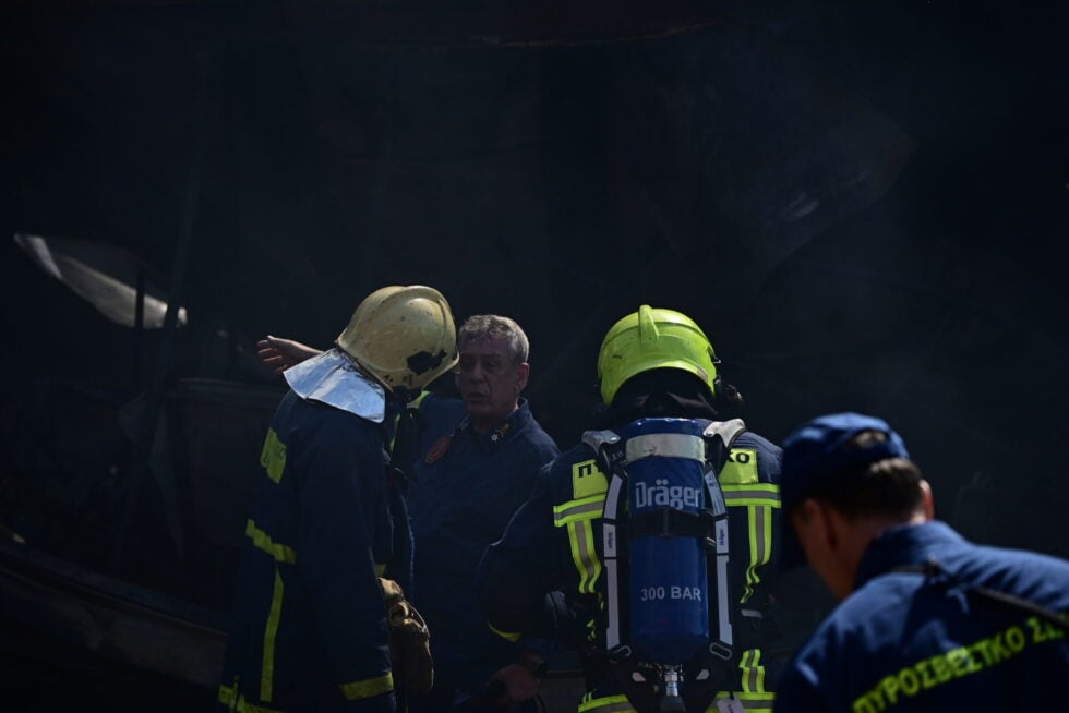 Μενίδι: Νέες εικόνες από τη μάχη με τις φλόγες – Σημειώθηκαν εκρήξεις, απειλήθηκαν σπίτια [βίντεο]